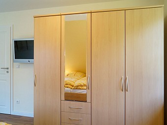 Schrank und LCD-Fernseherin einem Schlafzimmer im Dachgeschoss