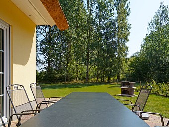 Die Terrasse mit Blick ins Grüne