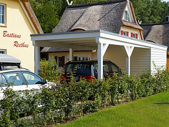 Carport vor Bastians Reethus