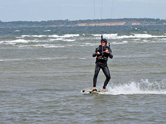 Ein Kitesurfer auf der Ostsee